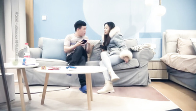 約操高顏值妹子，也抖音網紅美女啪啪，沙發後入懟操怒射浪叫