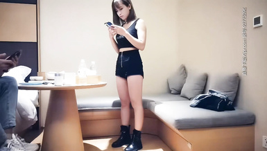 約了個苗條身材黑衣妹子，沙發調情，脫掉衣服舔奶口交上位騎乘大力猛操