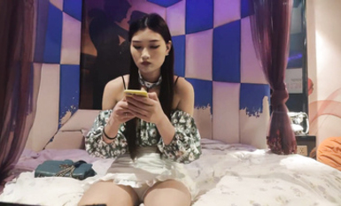 網約漂亮小姐姐，脫衣後盡顯苗條大長腿，任勞任怨軟了必須給你搞硬