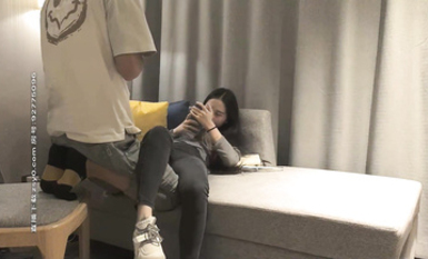 長發牛仔褲性感妹子，調情用了很長時間，舔奶調情再到床上口交騎乘猛操