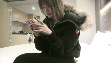 高顏值黑色外套大奶妹子，脫衣後我破防了，黑色網襪特寫手指快速扣逼後入猛操