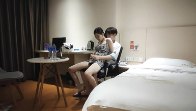 換口味了年輕妹子，斑紋吊帶裙翹著屁股口交，69姿勢上位騎乘，妹子喜歡後面插入猛烈撞擊