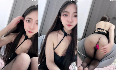 長腿嫩足顏值小母狗，連體黑絲透視裝，嫩足展示淫語挑逗，跪地自慰各種道具深插騷穴 (15)