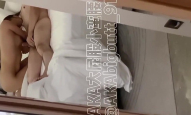 【2025年新流】推特極品騷婊【AKA大屁股小蠻腰】骨灰級綠帽，邀約單男調教嬌妻，3P大戰 (5)