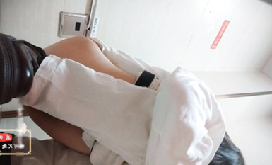 淺夾哥哥的心，全程露臉風騷小妹穿著漏奶情趣裝誘惑狼友，互動撩騷聽指揮