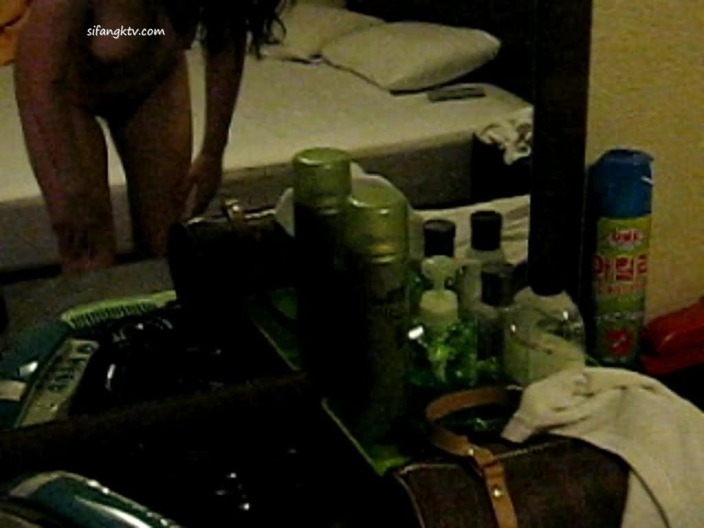 露臉才是王道！我和情婦的那些年 人前高冷嚴厲風韻人妻銀行女經理從婚前到婚後各種不雅自拍 (2)