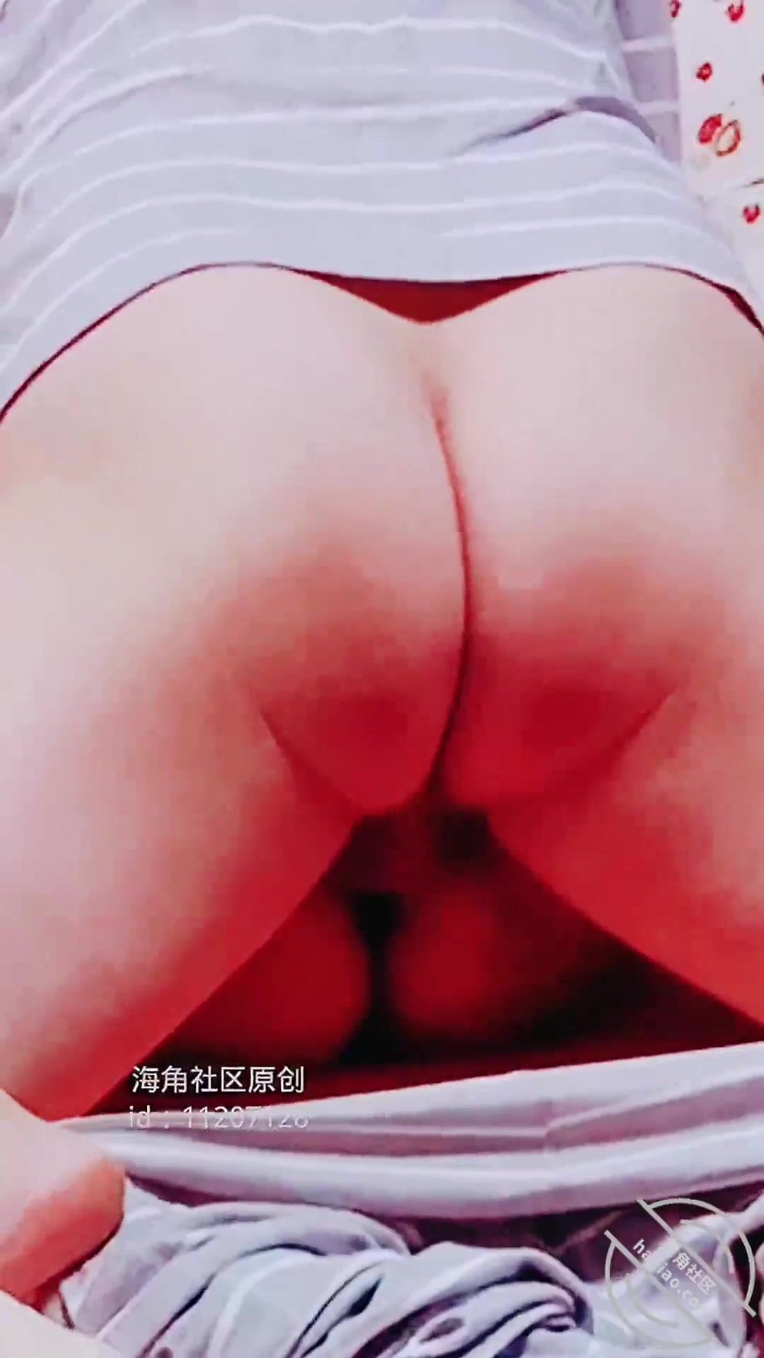 我和媽媽的亂倫史》外婆住在隔壁 第一次操穿黑絲的媽媽 小聲對白