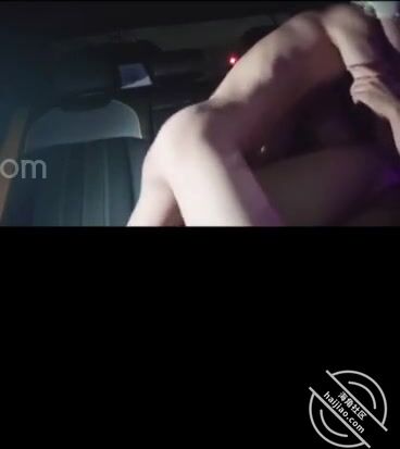 海角社區兄妹亂倫大神想草自己的妹妹暑假新作 和妹妹在車里偷情，中途我媽打電話找我們