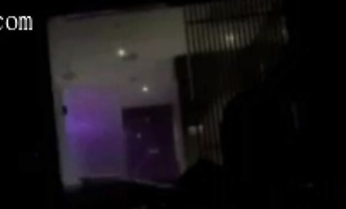 貴在真實！兩個小騷貨出軌被老公現場抓包當面對質！老頭頭頂綠油油小騷貨出軌賓士渣男被當場抓包 (2)