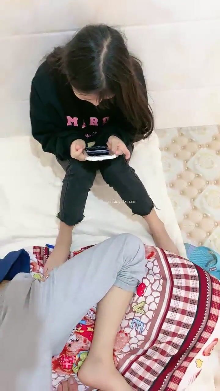 小女孩被乾哭了！超級刺激~【橙橙】無套啪啪~輪流狂干！ (5)