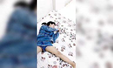 小女孩被乾哭了！超級刺激~【橙橙】無套啪啪~輪流狂干！ (1)