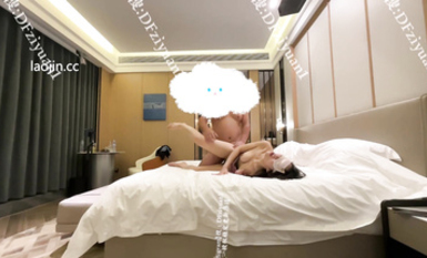 2024年最新大神包養流出【巔峰MALONG精品014】99年身高172，話劇演員，半露臉，酒店開房狂草高潮 (1)