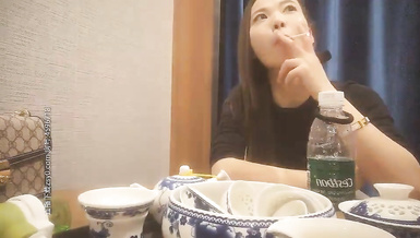 約了個馬尾少婦過520，她爽，我更爽，調情扣逼69互舔扭動後入猛操呻吟嬌喘非常誘人