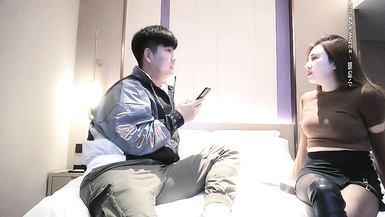 微坦的天花板，騷氣大胸女模，玲瓏有致魔鬼身材，操的妹子呻吟嬌喘連連