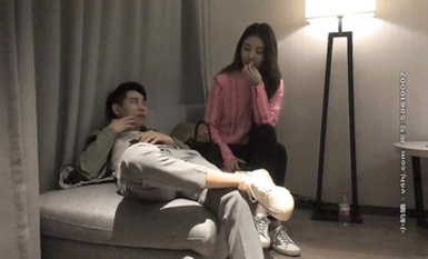 有氣質顏值，高個超模，清純又美麗，粉嫩美乳，沙發近景摳穴激情啪啪