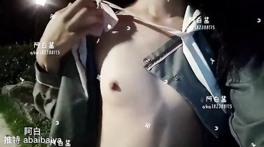 隨地尿尿清純學妹 阿白蘿莉 學習小狗邊走邊尿~再可愛又怎麼樣，不還是一隻喜歡到處撒尿的狗狗 (4)