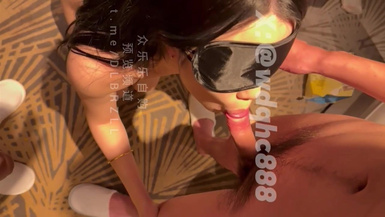 我的槍好長 跟粉絲一起伺候小騷貨 騷貨在我身上騎乘粉絲在下面舔交合出處流出的白漿打飛機 畫面十分淫盪