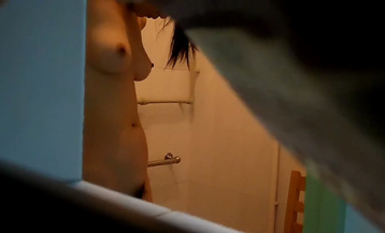 冒險偷拍表妹洗澡