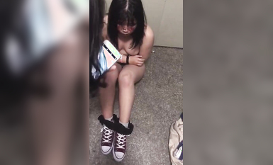 校園霸凌事件 幾個職高的妹子打架可真狠 衣服都打掉了 (1)