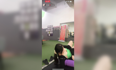 最新《瘋狂抖音》外篇之《抖音擦邊3》顏值主播直播各顯神通 閃現 走光露點 刷邊PK (137)