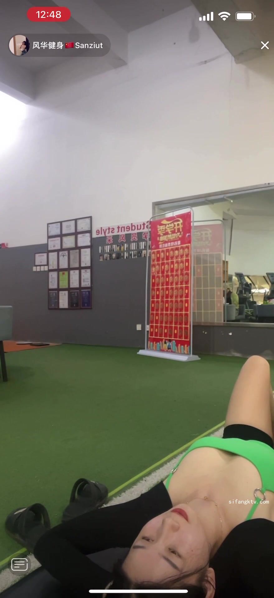 最新《瘋狂抖音》外篇之《抖音擦邊3》顏值主播直播各顯神通 閃現 走光露點 刷邊PK (137)