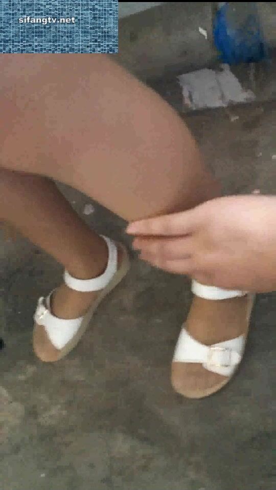 各種地方摸完女生翹臀或黑絲長腿就跑 各種尖叫聲 有的露臉 有的抄底 腎上腺素拉滿 太刺激 (22)