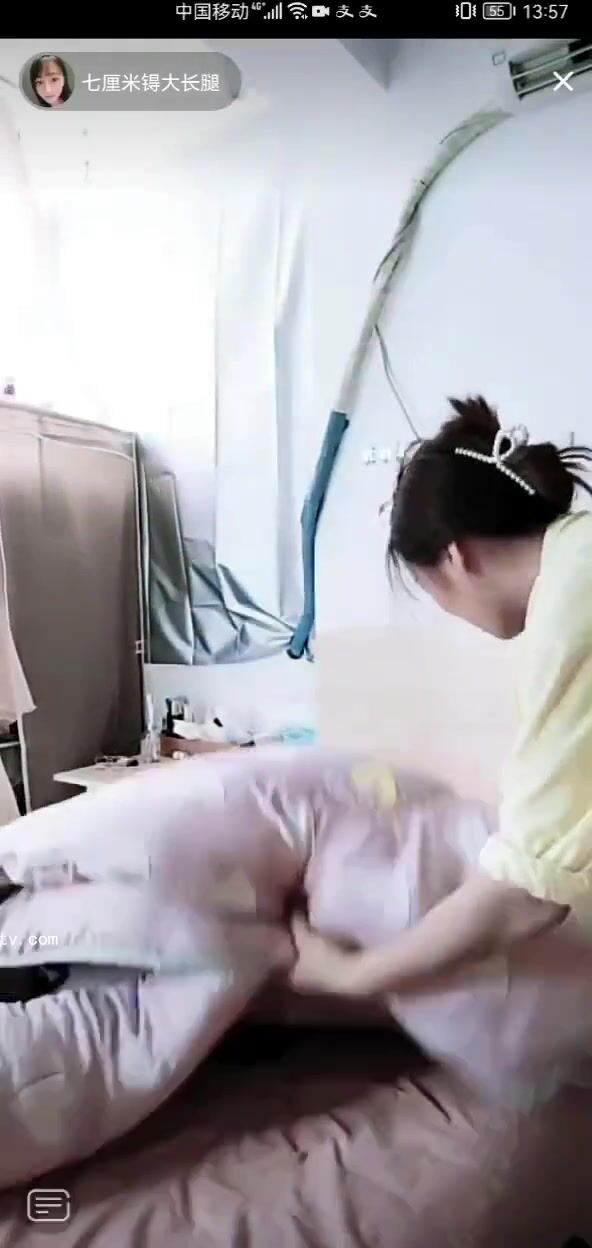 最新《瘋狂抖音》外篇之《抖音擦邊3》顏值主播直播各顯神通 閃現 走光露點 刷邊PK (132)