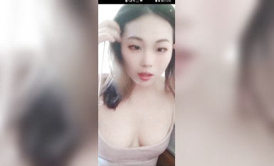 最新《瘋狂抖音》外篇之《抖音擦邊3》顏值主播直播各顯神通 閃現 走光露點 刷邊PK (221)