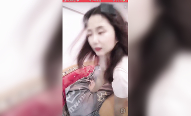 最新《瘋狂抖音》外篇之《抖音擦邊3》顏值主播直播各顯神通 閃現 走光露點 刷邊PK (14)