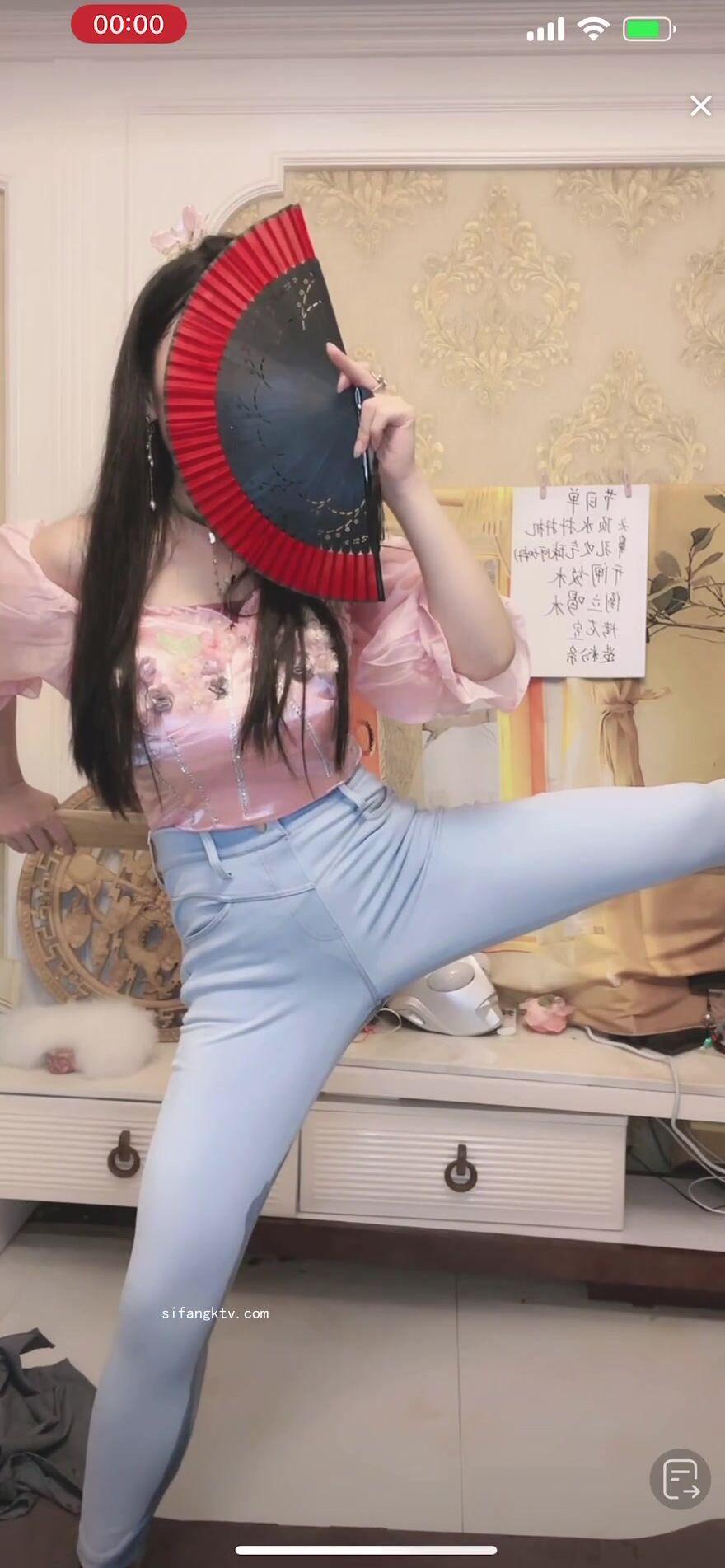 最新《瘋狂抖音》外篇之《抖音擦邊3》顏值主播直播各顯神通 閃現 走光露點 刷邊PK (111)