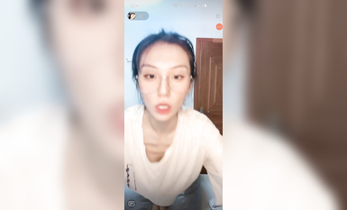 最新《瘋狂抖音》外篇之《抖音擦邊3》顏值主播直播各顯神通 閃現 走光露點 刷邊PK (75)