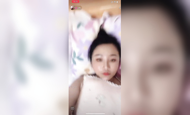 最新《瘋狂抖音》外篇之《抖音擦邊3》顏值主播直播各顯神通 閃現 走光露點 刷邊PK (143)