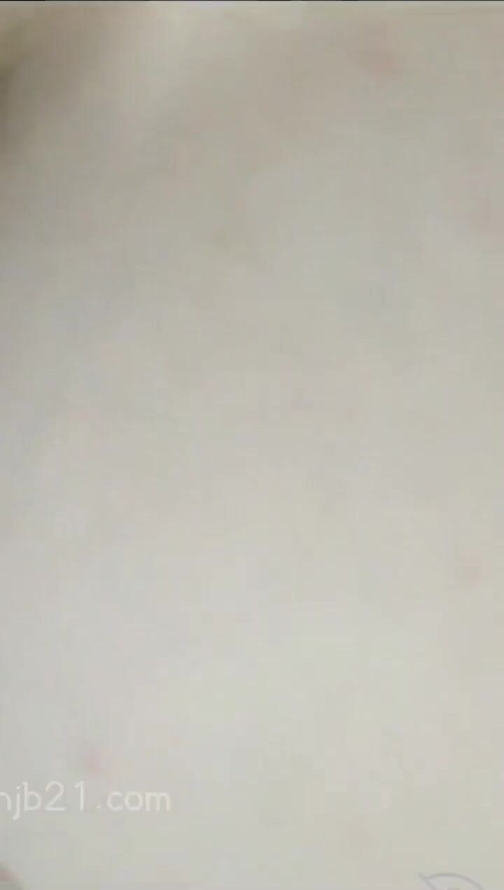 海角社區母子亂倫大神和媽媽在出租房的故事  老媽的性福時刻要在老爸搞過老媽的床上搞她