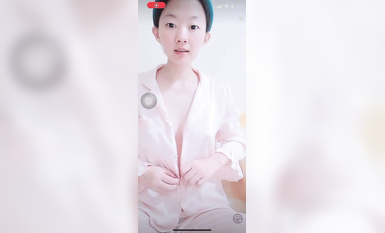 最新《瘋狂抖音》外篇之《抖音擦邊3》顏值主播直播各顯神通 閃現 走光露點 刷邊PK (151)