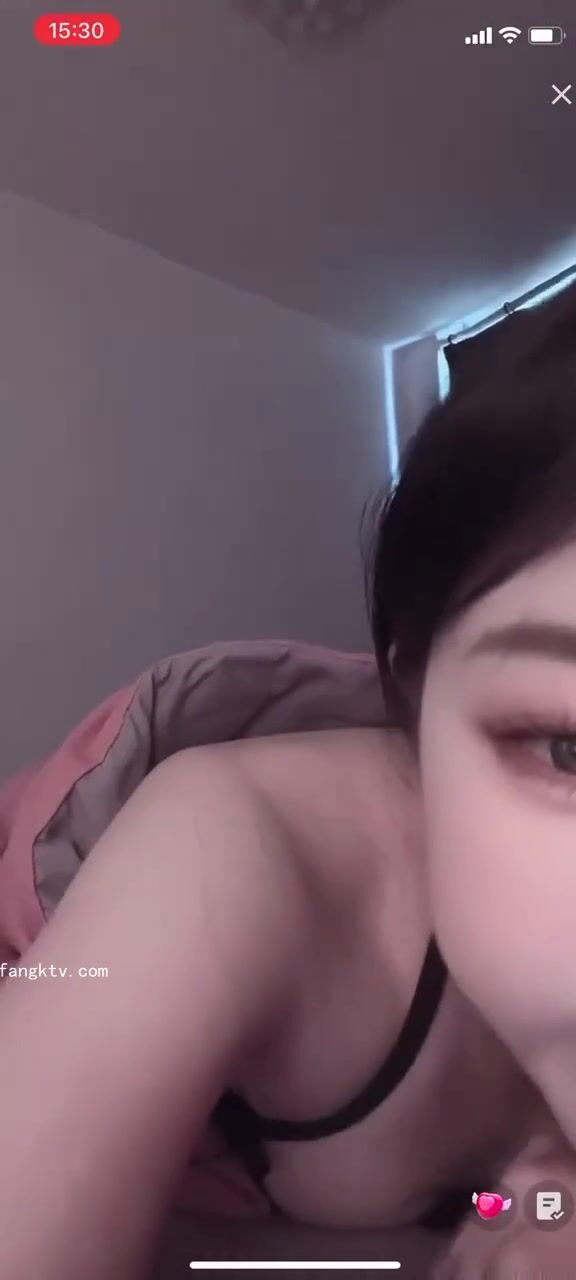 最新《瘋狂抖音》外篇之《抖音擦邊3》顏值主播直播各顯神通 閃現 走光露點 刷邊PK (35)