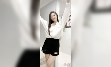 最新《瘋狂抖音》外篇之《抖音擦邊3》顏值主播直播各顯神通 閃現 走光露點 刷邊PK (44)