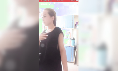 最新《瘋狂抖音》外篇之《抖音擦邊3》顏值主播直播各顯神通 閃現 走光露點 刷邊PK (177)