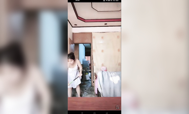 最新《瘋狂抖音》外篇之《抖音擦邊3》顏值主播直播各顯神通 閃現 走光露點 刷邊PK (148)