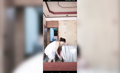 最新《瘋狂抖音》外篇之《抖音擦邊3》顏值主播直播各顯神通 閃現 走光露點 刷邊PK (148)