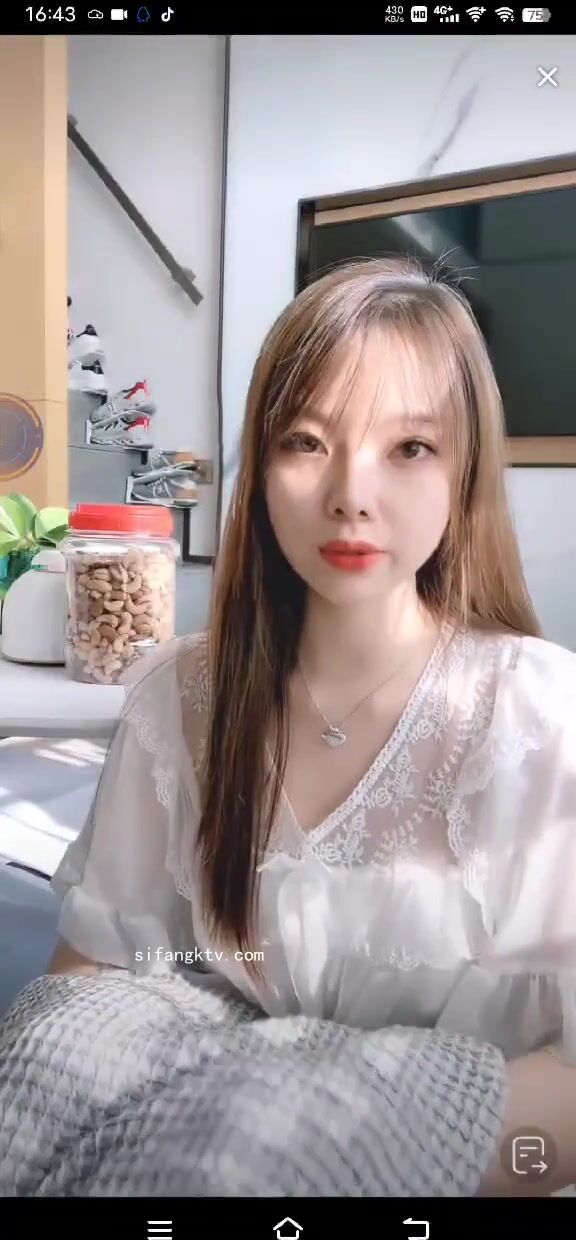 最新《瘋狂抖音》外篇之《抖音擦邊3》顏值主播直播各顯神通 閃現 走光露點 刷邊PK (43)