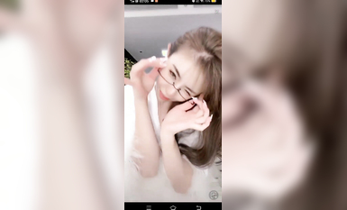 最新《瘋狂抖音》外篇之《抖音擦邊3》顏值主播直播各顯神通 閃現 走光露點 刷邊PK (162)