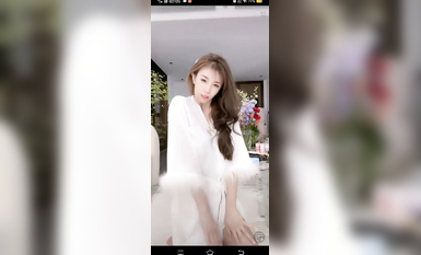 最新《瘋狂抖音》外篇之《抖音擦邊3》顏值主播直播各顯神通 閃現 走光露點 刷邊PK (162)