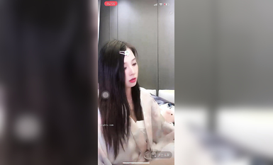 最新《瘋狂抖音》外篇之《抖音擦邊3》顏值主播直播各顯神通 閃現 走光露點 刷邊PK (142)