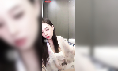 最新《瘋狂抖音》外篇之《抖音擦邊3》顏值主播直播各顯神通 閃現 走光露點 刷邊PK (142)