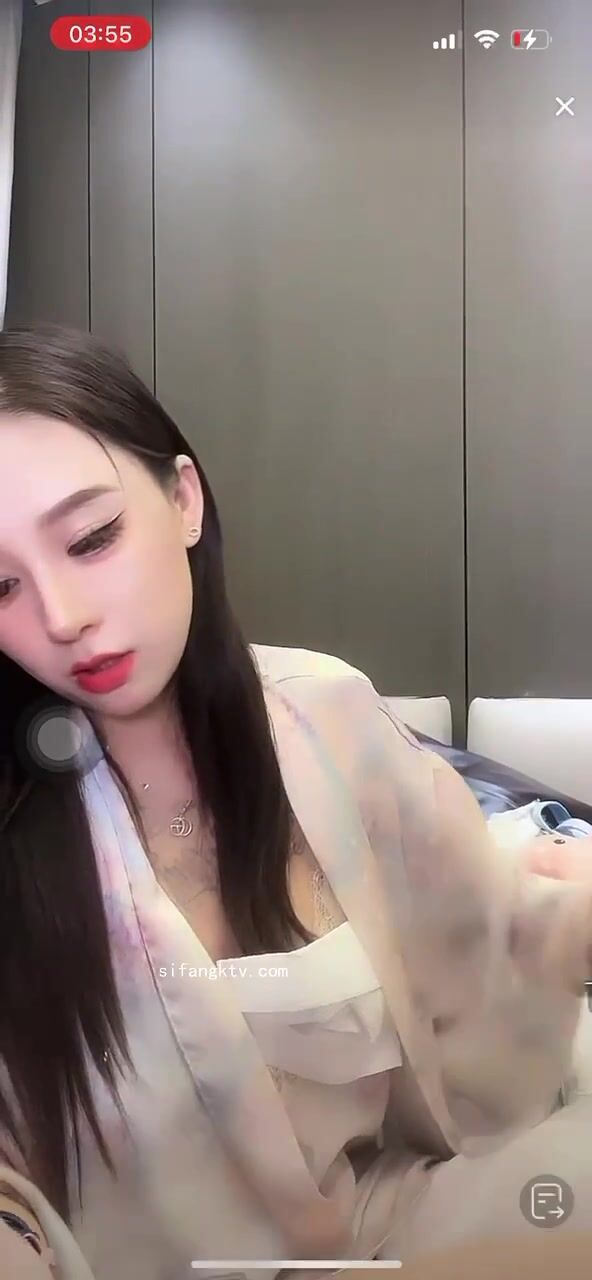 最新《瘋狂抖音》外篇之《抖音擦邊3》顏值主播直播各顯神通 閃現 走光露點 刷邊PK (142)