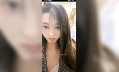 最新《瘋狂抖音》外篇之《抖音擦邊3》顏值主播直播各顯神通 閃現 走光露點 刷邊PK (31)