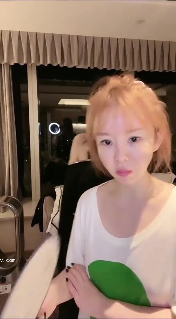 最新《瘋狂抖音》外篇之《抖音擦邊3》顏值主播直播各顯神通 閃現 走光露點 刷邊PK (158)