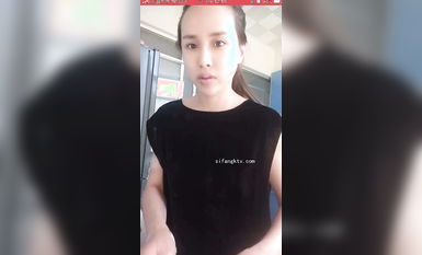 最新《瘋狂抖音》外篇之《抖音擦邊3》顏值主播直播各顯神通 閃現 走光露點 刷邊PK (178)