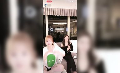 最新《瘋狂抖音》外篇之《抖音擦邊3》顏值主播直播各顯神通 閃現 走光露點 刷邊PK (19)