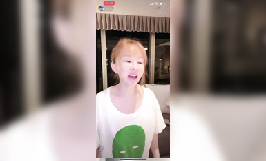 最新《瘋狂抖音》外篇之《抖音擦邊3》顏值主播直播各顯神通 閃現 走光露點 刷邊PK (19)